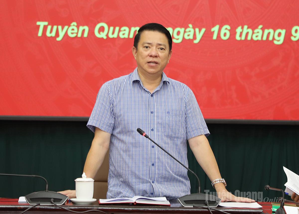 Đồng chí Trần Mạnh Lợi, Ủy viên Ban Thường vụ Tỉnh ủy, Trưởng ban Tuyên giáo và Dân vận Tỉnh ủy, Trưởng Tiểu ban phát biểu tại cuộc họp.