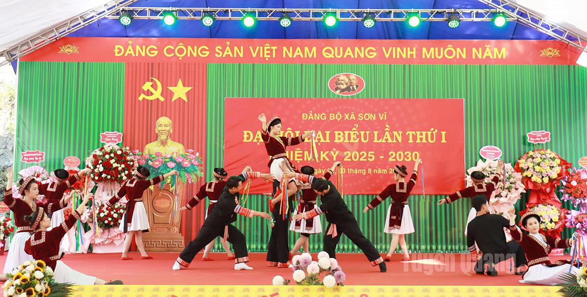 Tiết mục văn nghệ mang đậm bản sắc dân tộc chào mừng Đại hội Đảng bộ xã Sơn Vĩ lần thứ I.