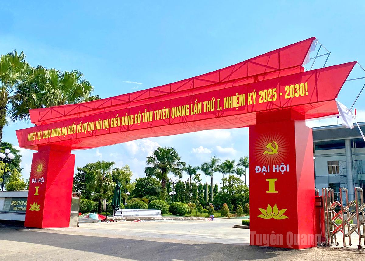 trang trí khánh tiết phục vụ Đại hội đại biểu lần thứ I tại Trung tâm Thông tin - Hội nghị tỉnh.