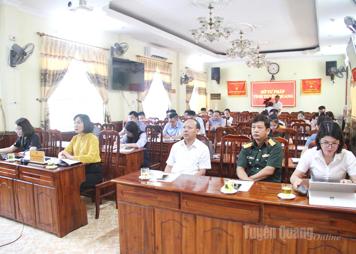Các đại biểu dự Hội nghị trực tuyến tại điểm cầu Tuyên Quang.