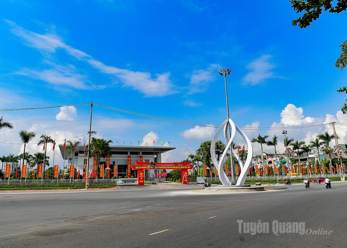 Trung tâm Hội nghị tỉnh, nơi diễn ra Đại hội đại biểu Đảng bộ tỉnh lần thứ I, nhiệm kỳ 2025 - 2030 được trang trí rực rỡ.