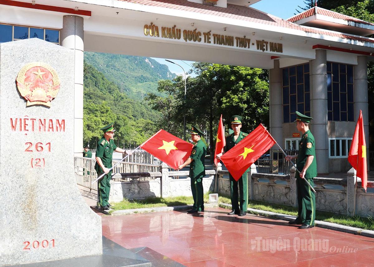 Cán bộ Đồn Biên phòng Cửa khẩu Quốc tế Thanh Thủy treo cờ tại mốc 261.