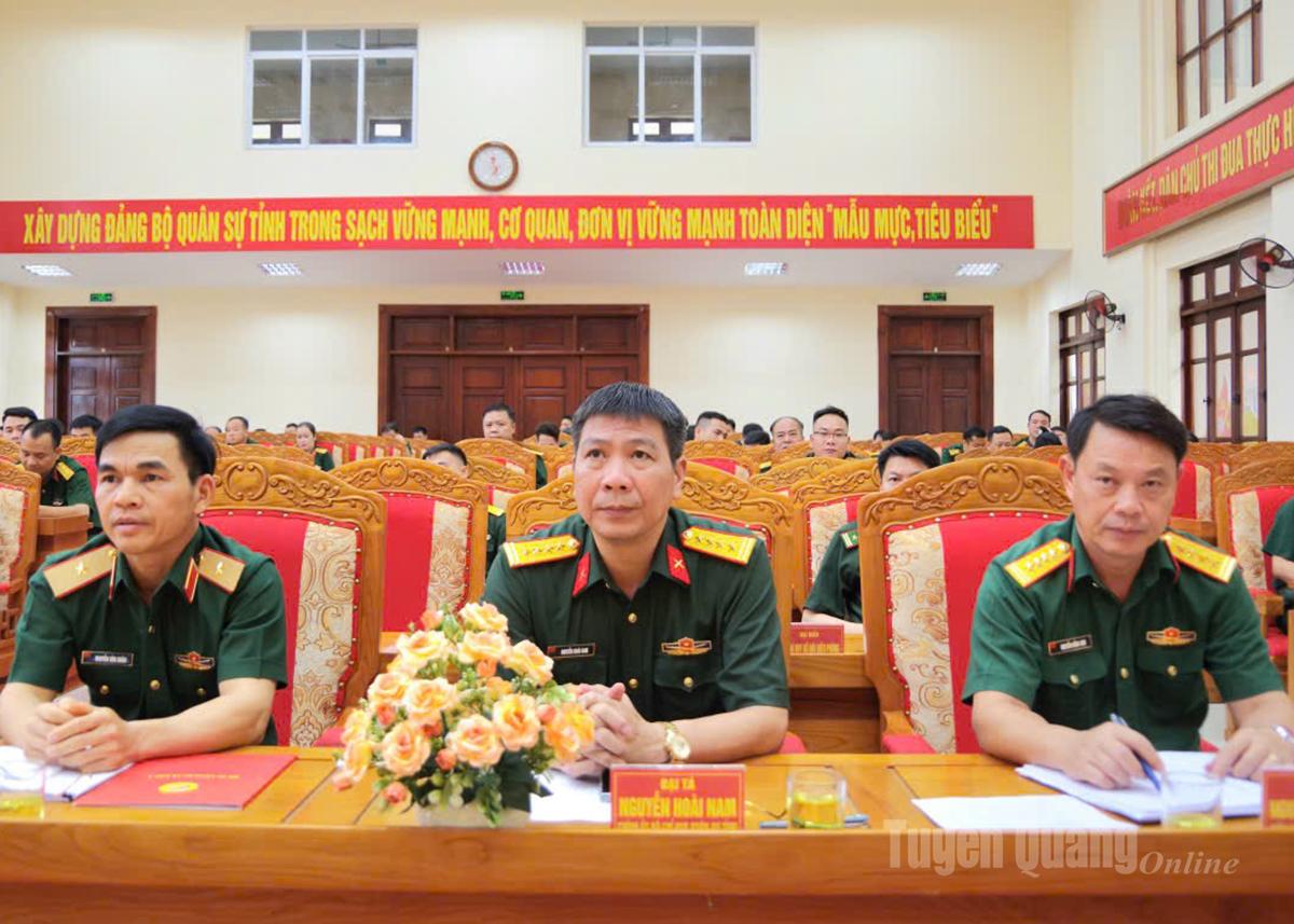 Các đồng chí lãnh đạo Quân khu, lãnh đạo Bộ CHQS tỉnh dự hội nghị.