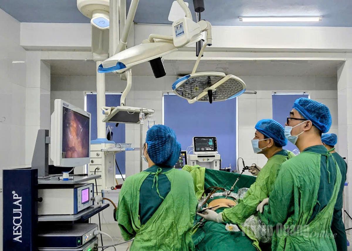 Các y, bác sỹ phẫu thuật cho bệnh nhân.