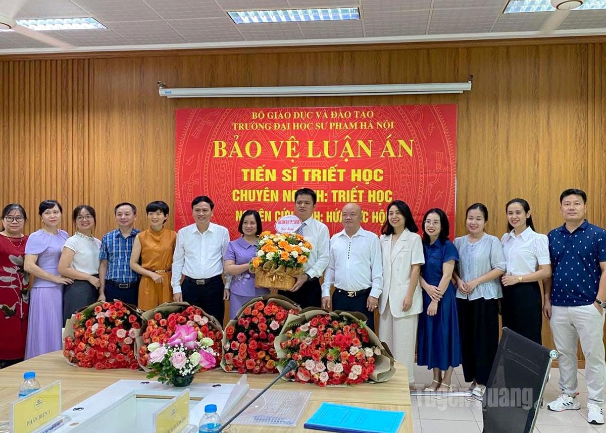 Lãnh đạo, đại diện các khoa, phòng Trường Đại học Tân Trào chúc mừng tân Tiến sĩ Hứa Đức Hội, Giảng viên Khoa Chính trị và Tâm lý giáo dục.