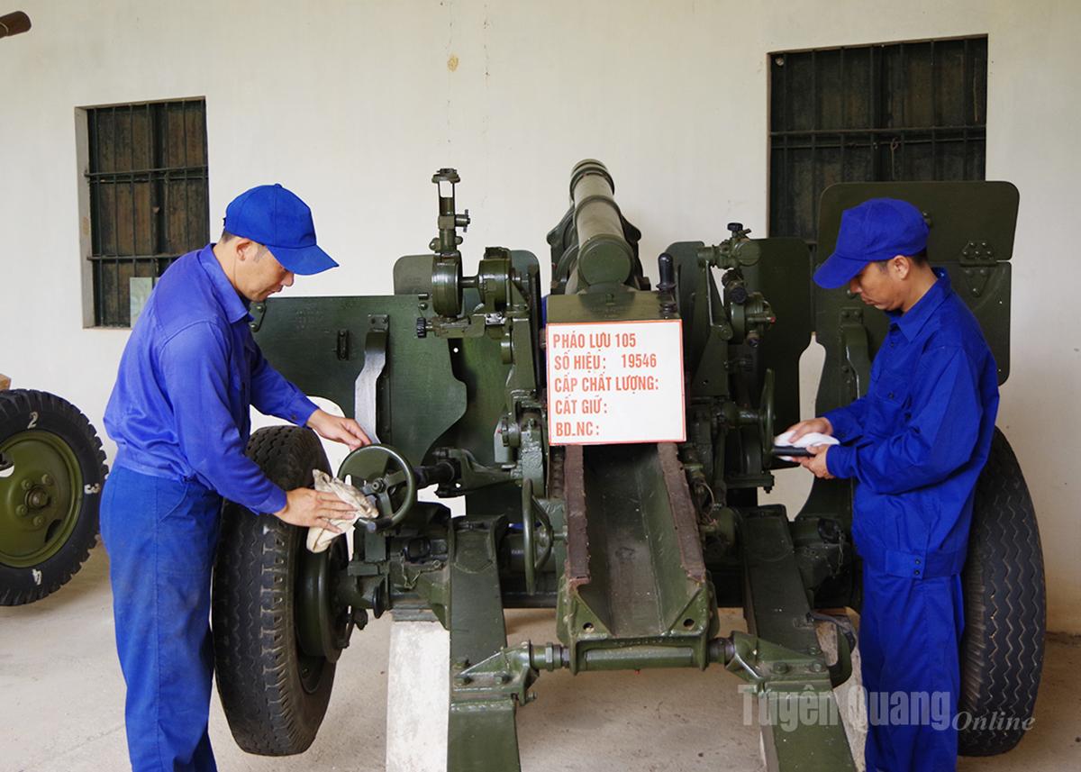 Cán bộ, nhân viên Đại đội Kho Vũ khí đạn vệ sinh, bảo dưỡng pháo.