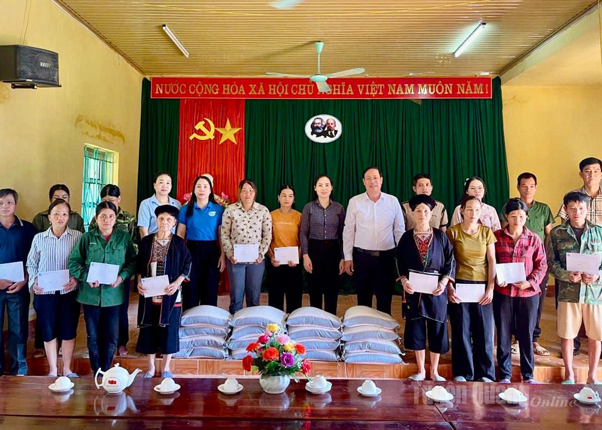 Đồng chí Âu Thị Mai, Chủ tịch Hội LHPN tỉnh trao quà hỗ trợ các gia đình bị ảnh hưởng do mưa lũ tại xã Yên Phú.