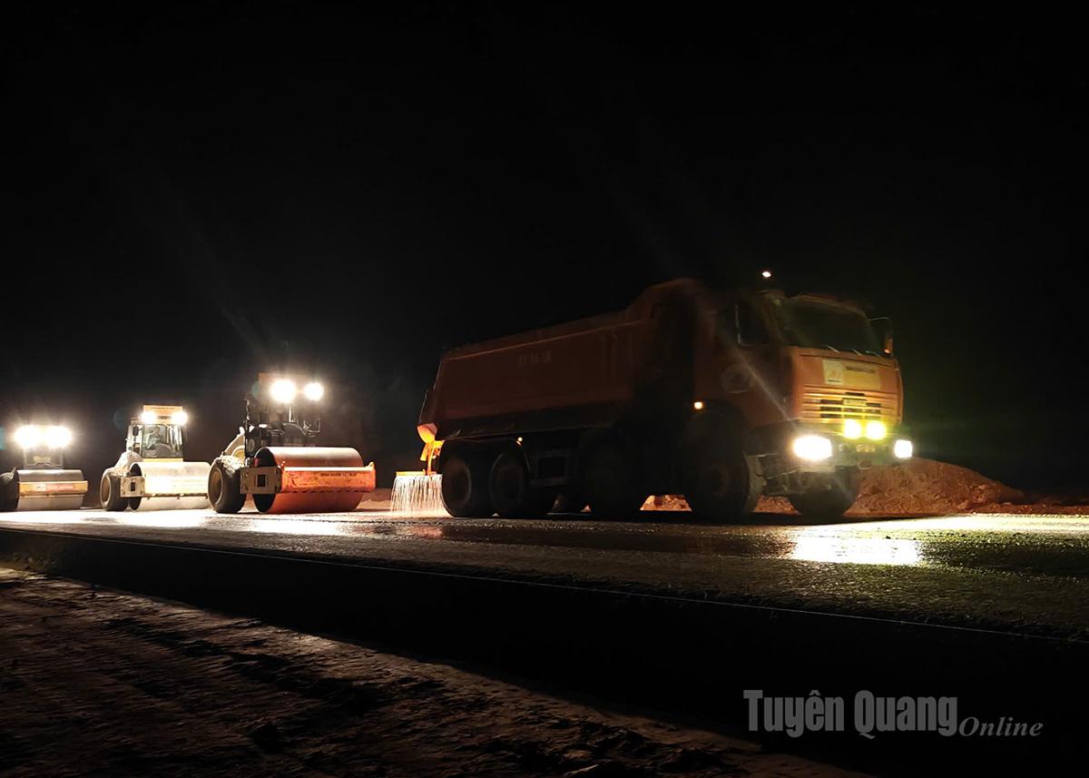 Trong đêm tối, trên công trường dự án cao tốc Tuyên Quang - Hà Giang, các xe thi công vẫn nối nhau thực hiện công việc.