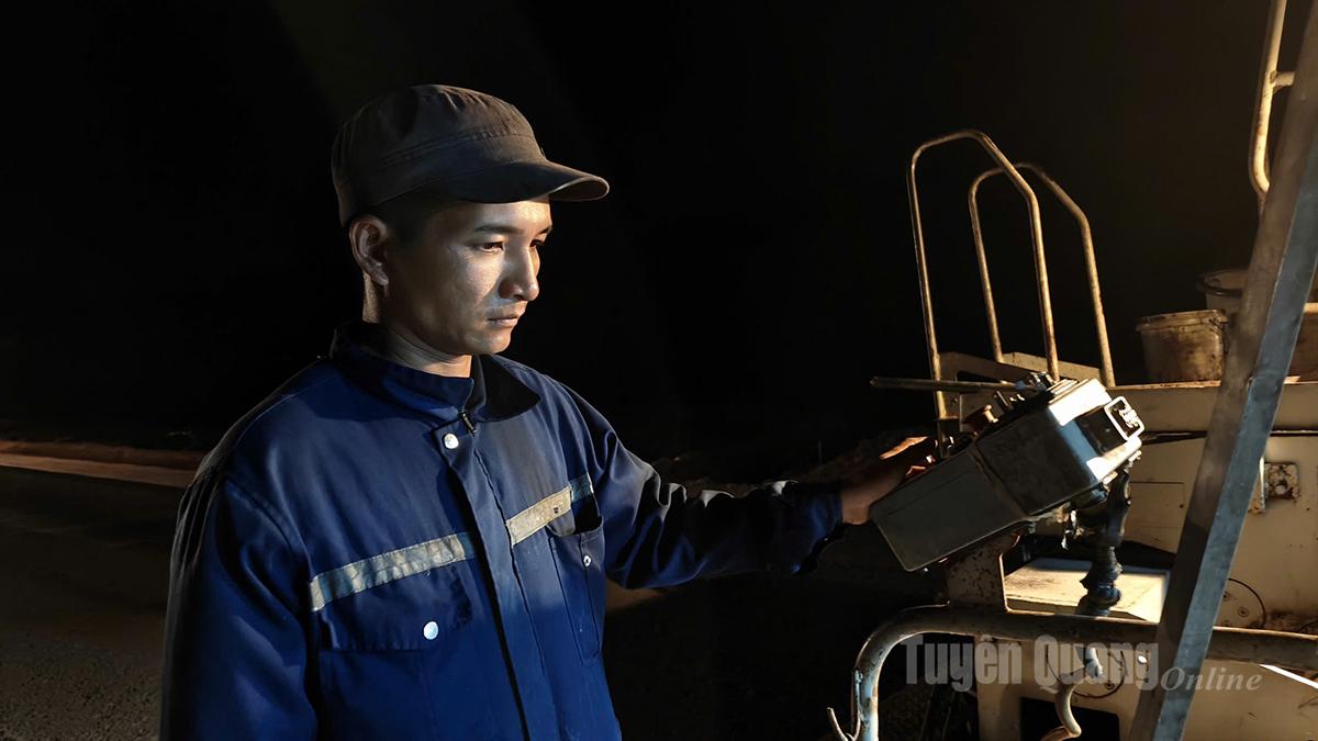 Người công nhân khi thi công ca 3 phải chú ý và cẩn trọng hơn để đảm bảo thi công đúng kỹ thuật, chất lượng đã đề ra.