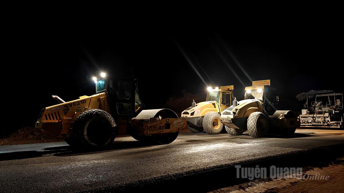 Mỗi đêm, những chiếc xe lu di chuyển quãng đường hàng chục km để đảm bảo nền đường đạt kết cấu vững chắc theo tiêu chuẩn chất lượng.