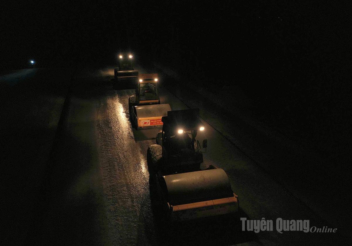 Sau mỗi đêm, dự án cao tốc Tuyên Quang - Hà Giang lại dần hoàn thiện. Những ngày này, công trường hối hả hơn bao giờ hết bởi chỉ còn gần100 ngày nữa, công trình sẽ tiến tới mục tiêu hoàn thành 64,5 km đoạn 2 làn xe trước ngày 19-12-2025
