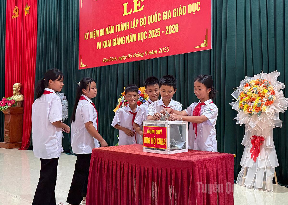 Các em học sinh trường THCS Vinh Quang, xã Kim Bình ủng hộ nhân dân Cuba tại Lễ khai giảng năm học 2025 - 2026.