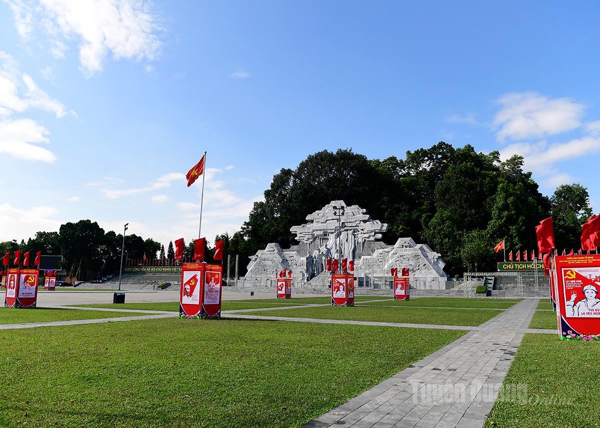 Khu vực triển lãm tranh cổ động chào mừng Đại hội Đảng bộ tỉnh lần thứ I tại Quảng trường Nguyễn Tất Thành, phường Minh Xuân.