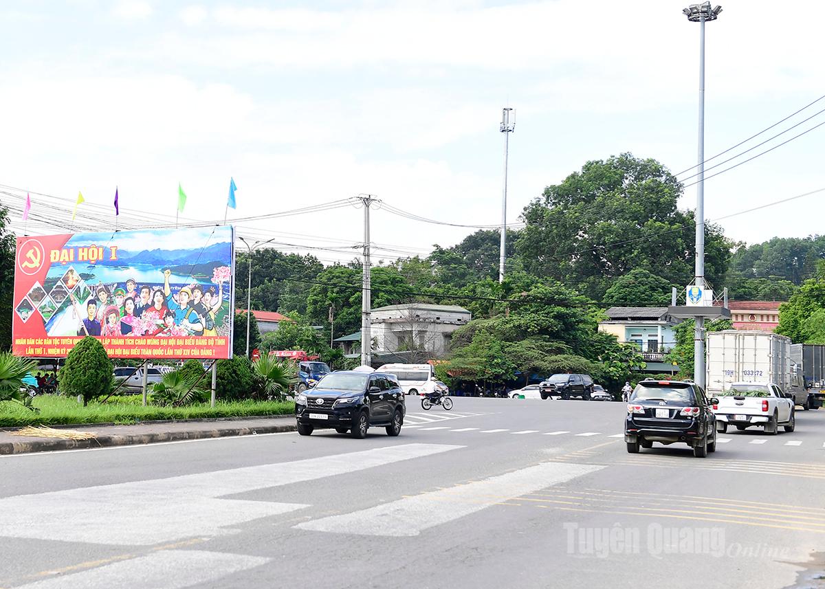 Pano cổ động tuyên truyền Đại hội Đảng bộ tỉnh lần thứ I, nhiệm kỳ 2025-2030 tại km 5, đường Tuyên Quang - Hà Giang.