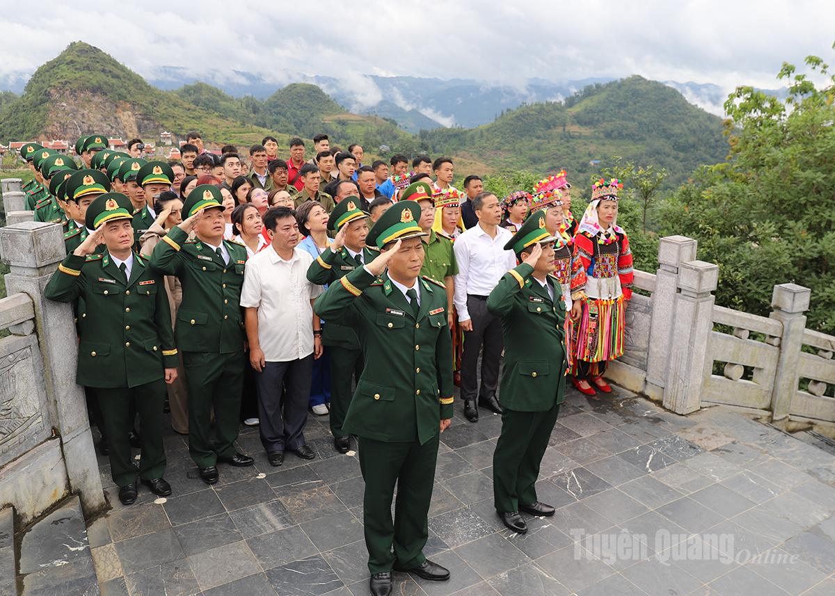Đoàn thực hiện nghi lễ Chào cờ tại Cột cờ Quốc gia Lũng Cú.
