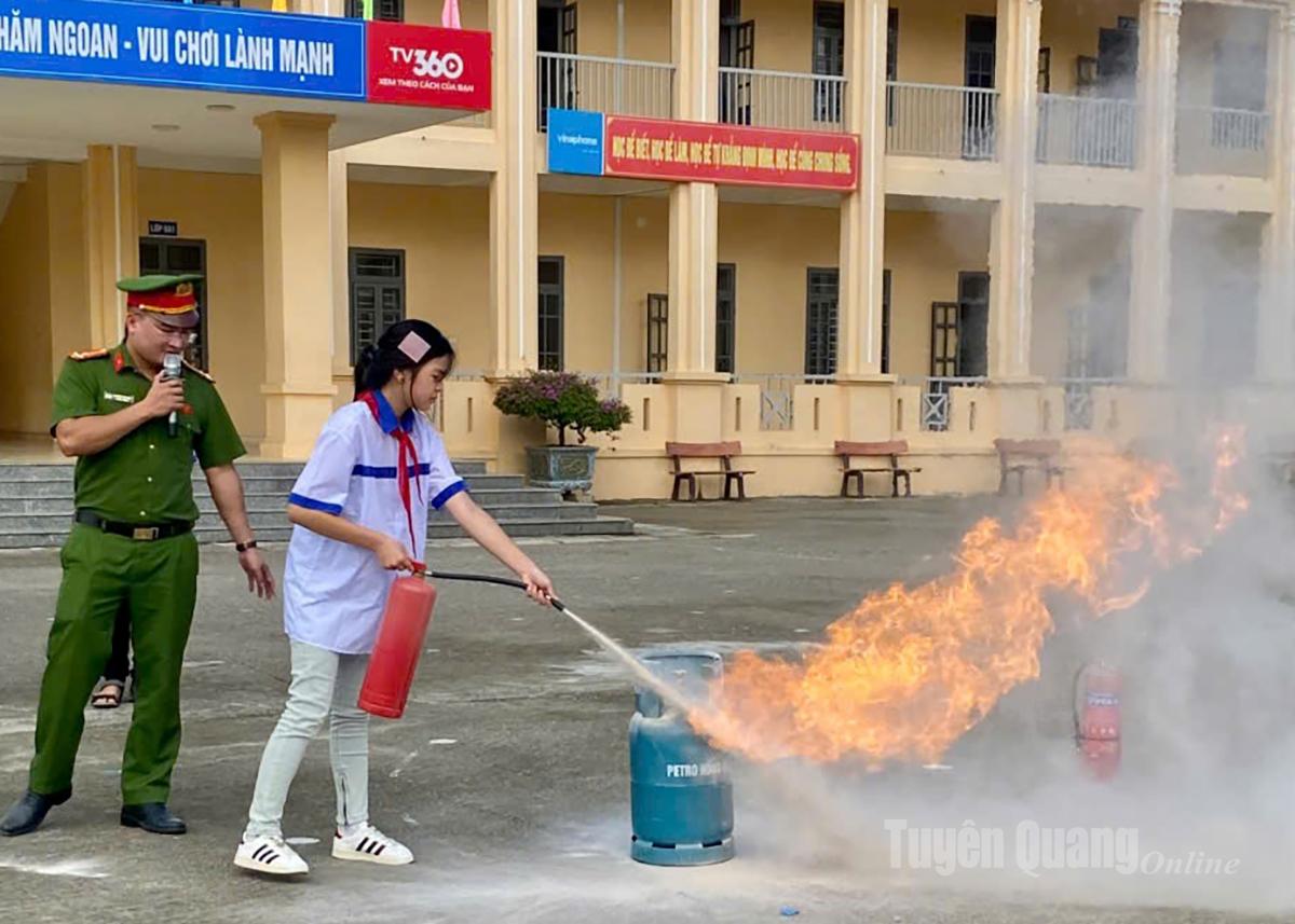  Học sinh tham gia thực hành chữa cháy.