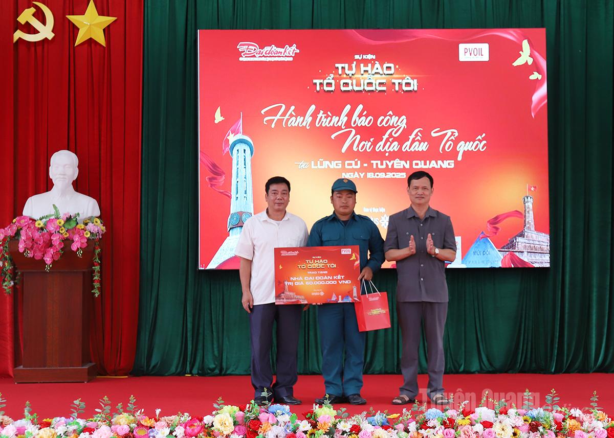 Đại diện nhà tài trợ và Bộ tư lệnh Bộ đội Biên phòng tặng quà các gia đình có hoàn cảnh khó khăn.