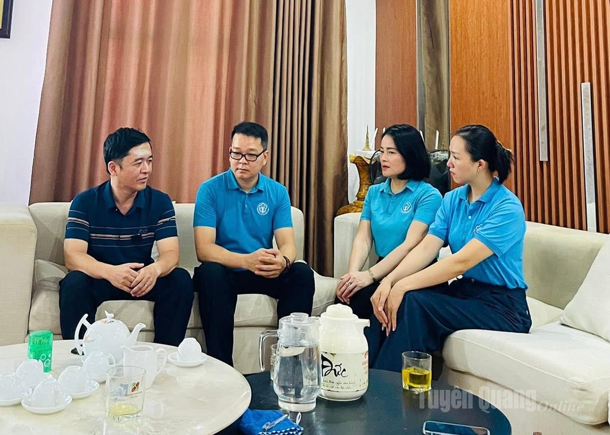 Cán bộ BHXH tỉnh tuyên truyền phòng, chống lừa đảo mạo danh cơ quan BHXH tỉnh.