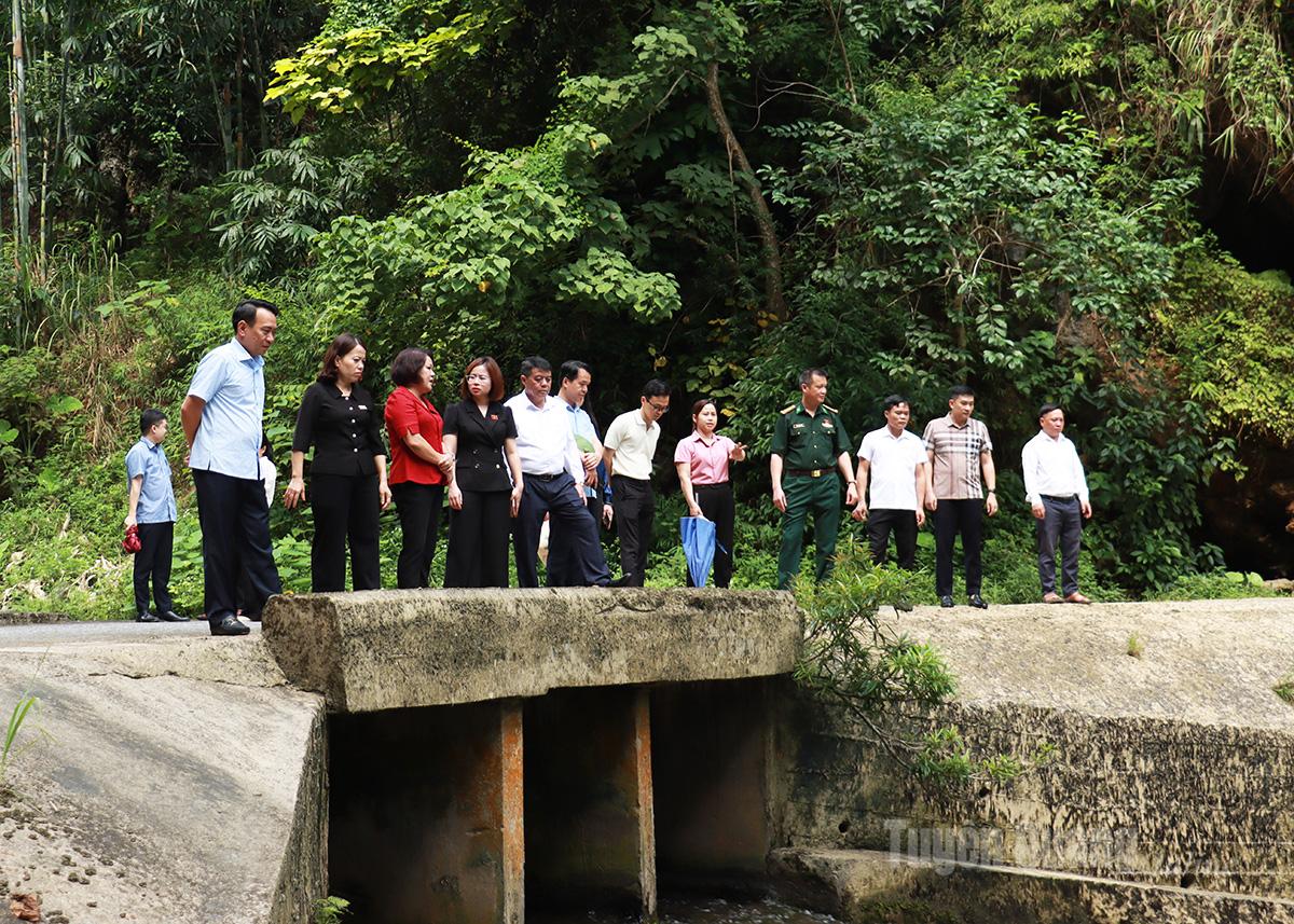 Đoàn khảo sát tại khu vực cầu tràn thôn Lùng Càng, xã Minh Ngọc.