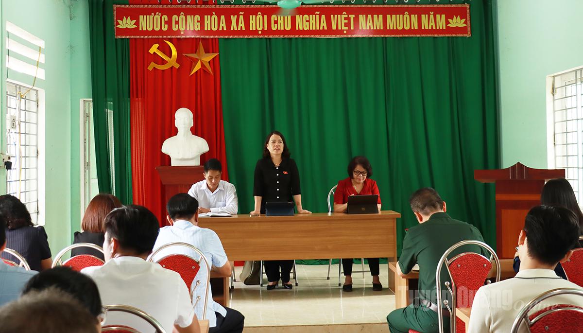 Trưởng đoàn ĐBQH hoạt động chuyên trách khoá XV tỉnh Lý Thị Lan cùng đoàn công tác khảo sát tại thôn Lùng Hảo, xã Minh Ngọc.