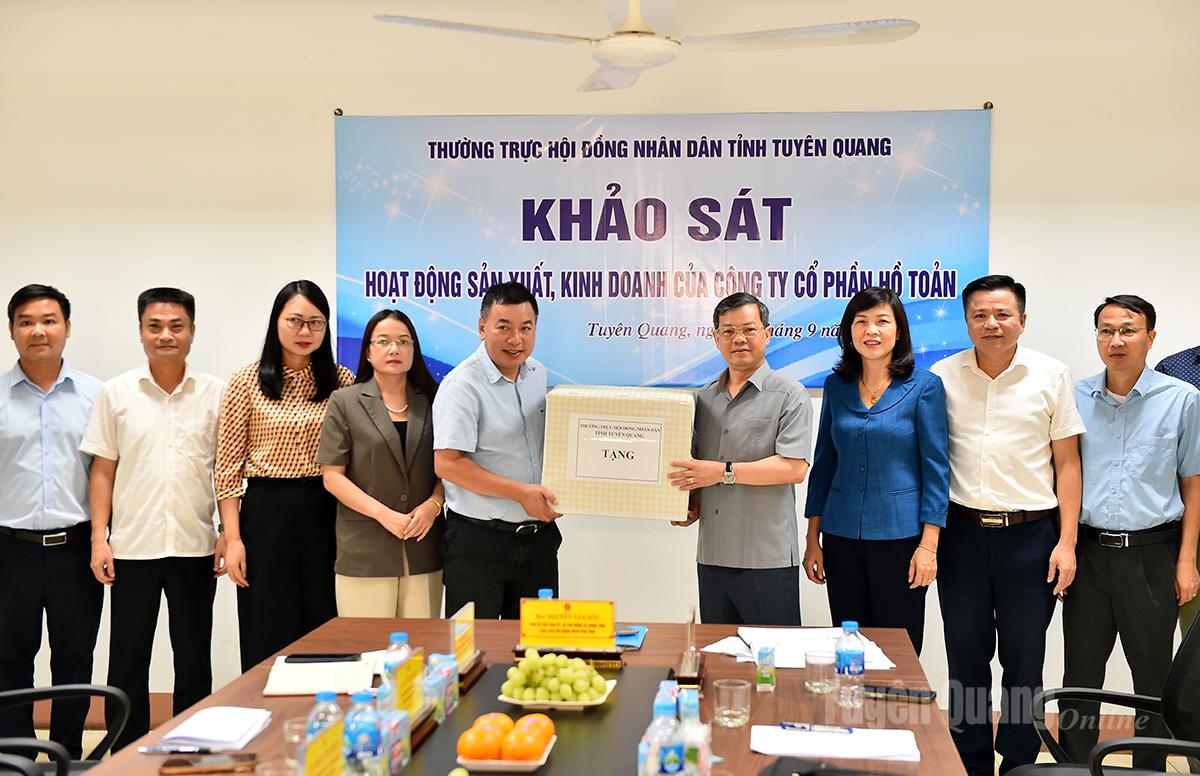 Đoàn công tác Thường trực HĐND tỉnh tặng quà lãnh đạo Công ty Cổ phần Hồ Toản.