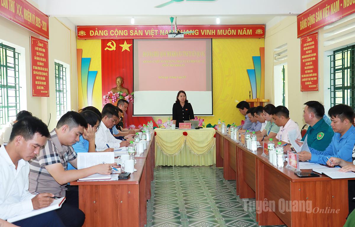 Đồng chí Lý Thị Lan, Trưởng đoàn ĐBQH hoạt động chuyên trách khóa XV tỉnh phát biểu kết luận buổi làm việc với xã Du Già.