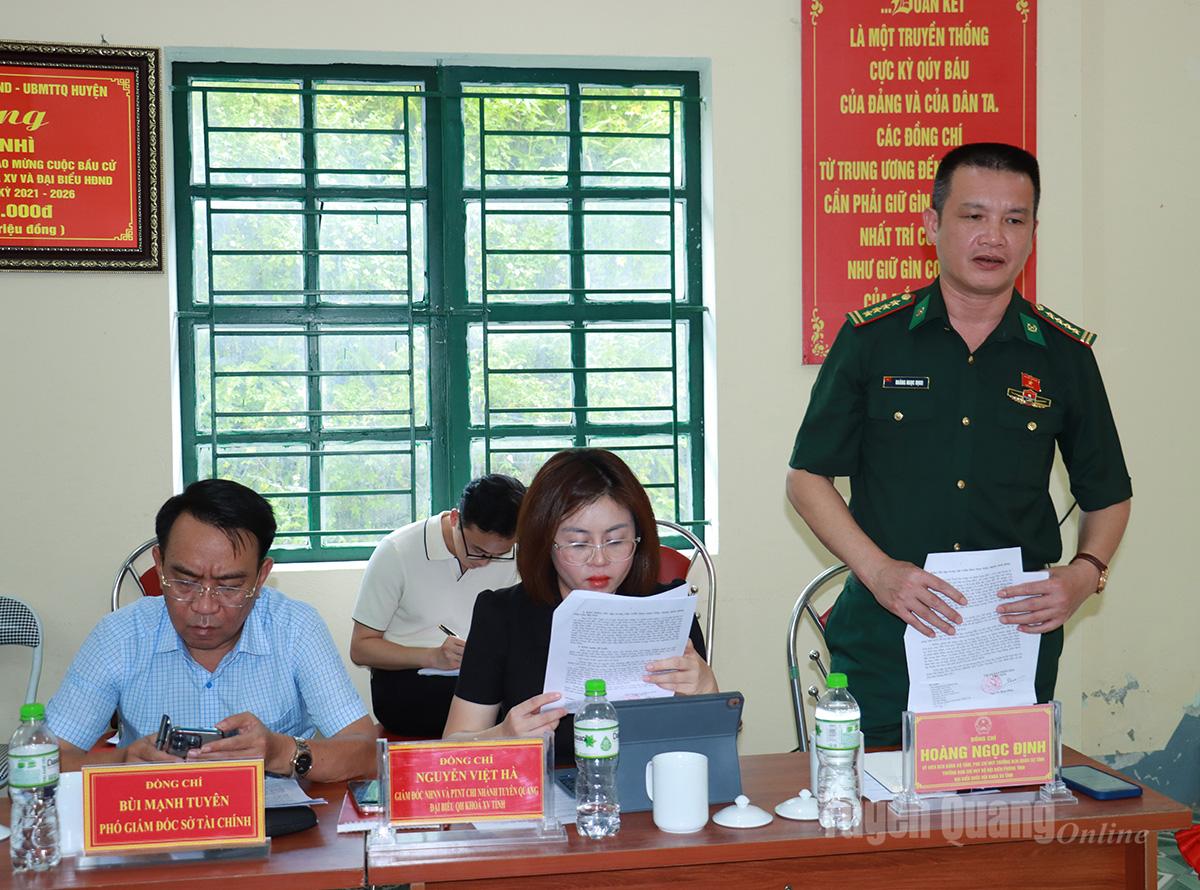 Đại biểu Quốc hội Hoàng Ngọc Định, Phó Chỉ huy trưởng Bộ Chỉ huy Quân sự tỉnh phát biểu tại buổi làm việc.