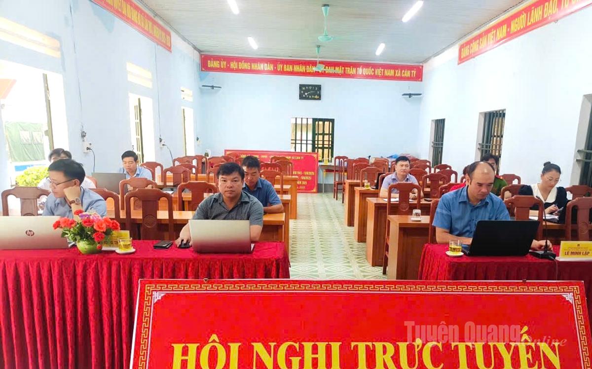Các đại biểu dự hội nghị tại điểm cầu xã Cán Tỷ.