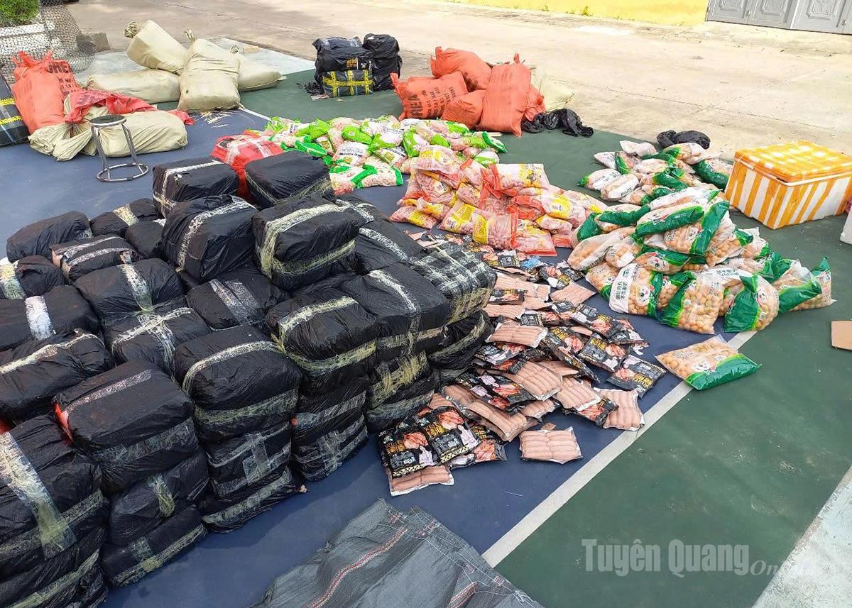Hơn 3.000kg thực phẩm không có nguồn gốc vừa bị lực lượng chức năng thu giữ.