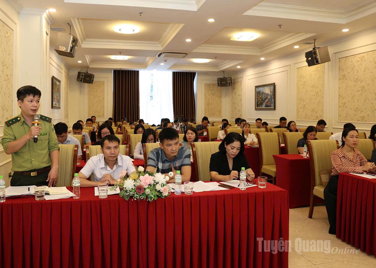 Đại diện Kiểm lâm tỉnh - Sở Nông nghiệp và Môi trường tham vấn ý kiến về phát triển, bảo vệ rừng để bảo vệ môi trường.
