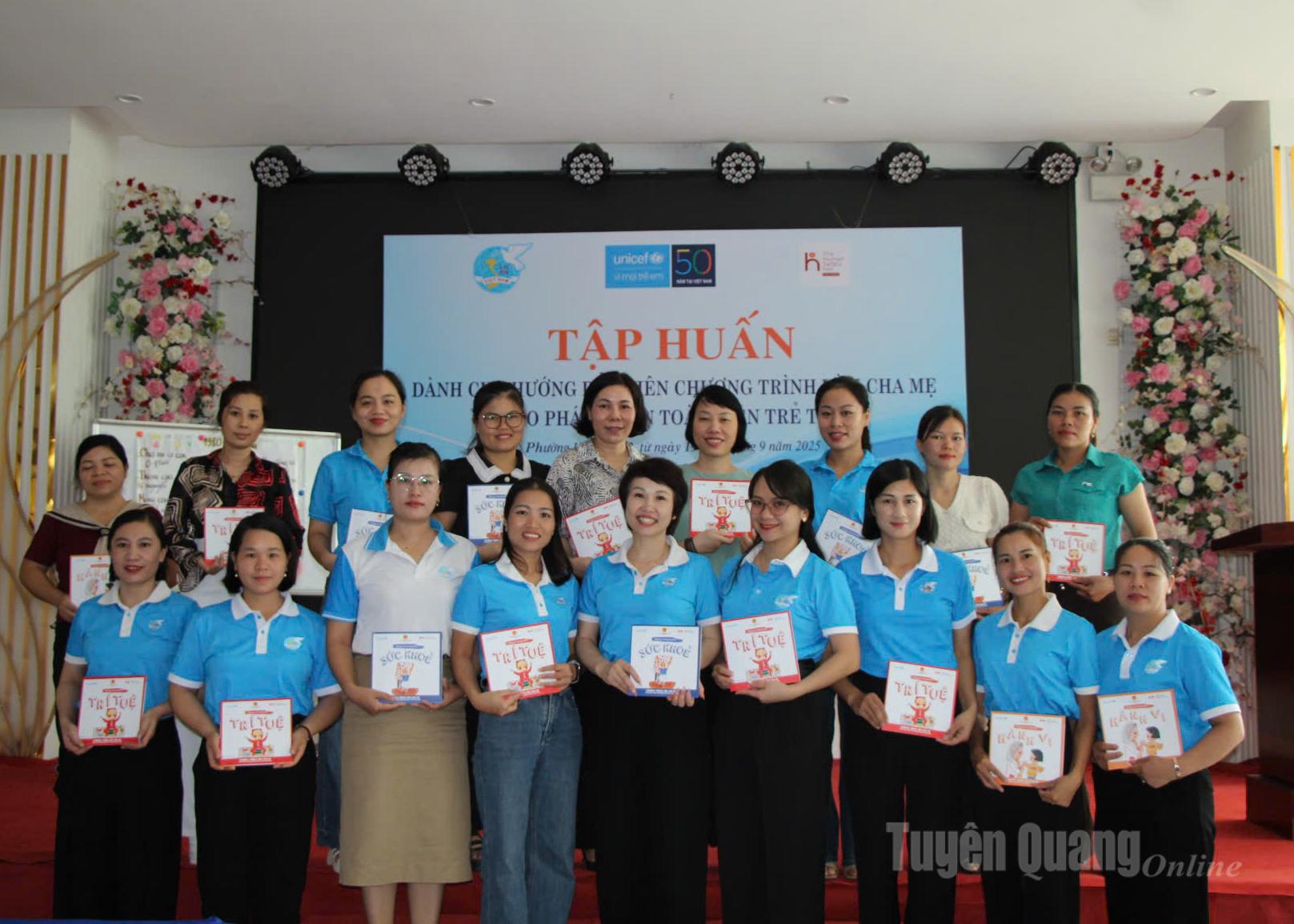 Các học viên tham gia lớp tập huấn.