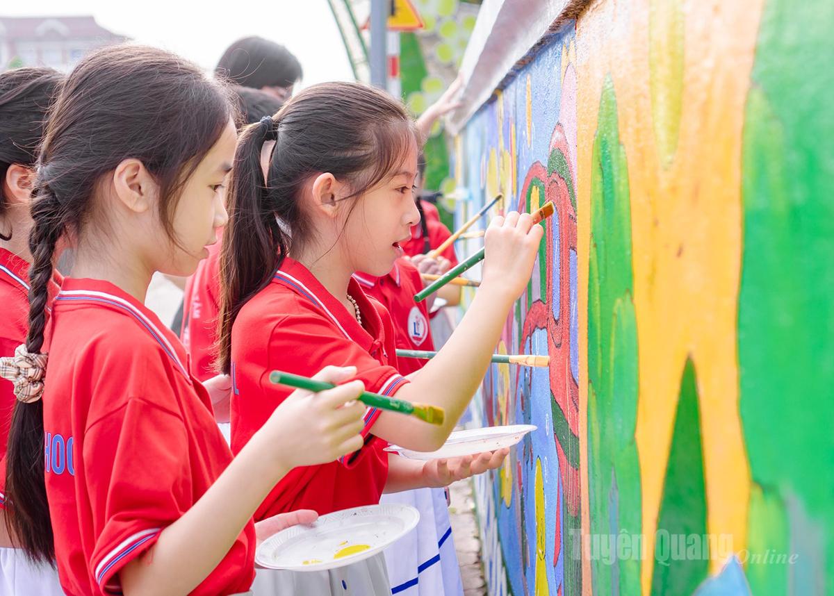 Học sinh trường Tiểu học Lê Văn Tám tham gia hoạt động vẽ tranh tường.