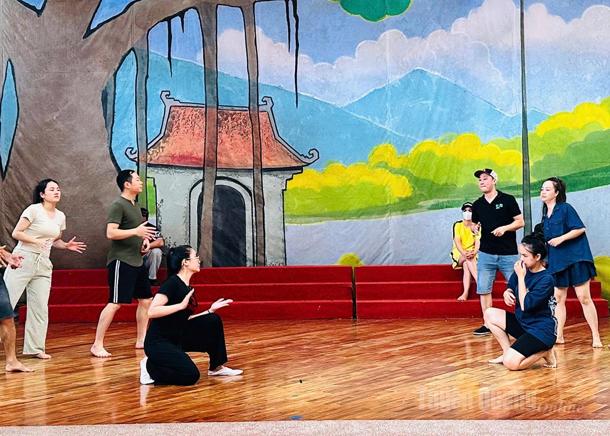Lực lượng nghệ sĩ, diễn viên Đoàn Nghệ thuật dân tộc tỉnh miệt mài luyện tập các tiết mục biểu diễn tại Đại hội.