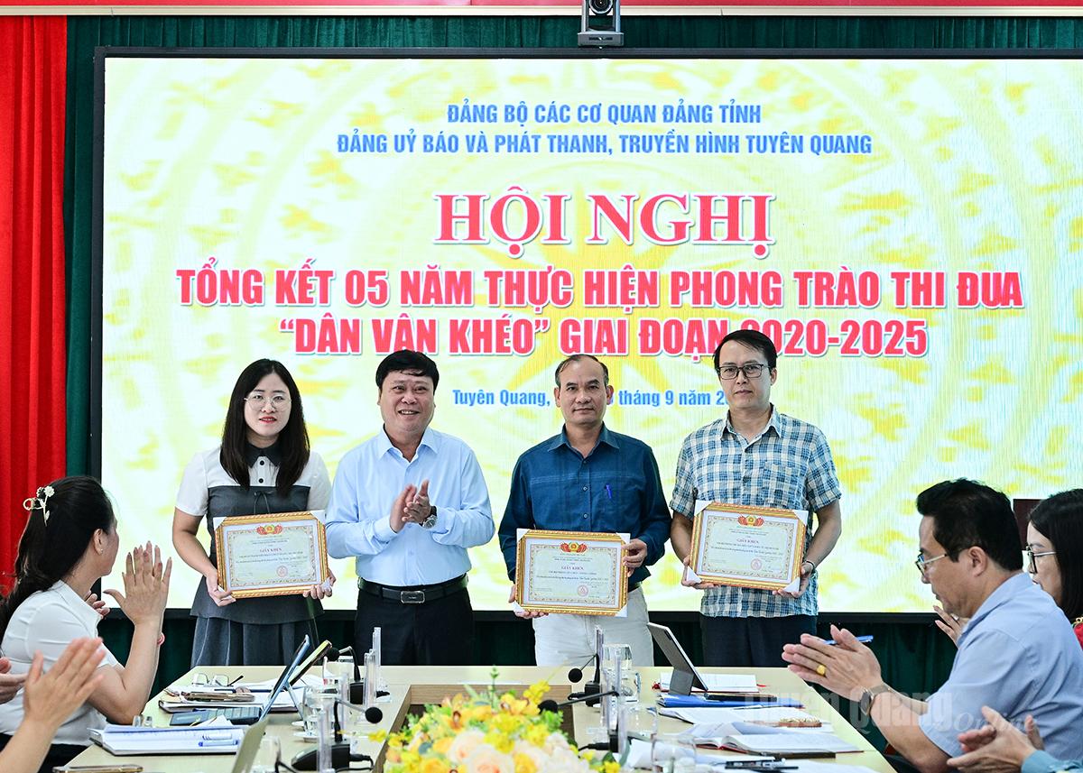 Bí thư Đảng ủy, Tổng Biên tập Mai Đức Thông tặng Giấy khen cho các tập thể.