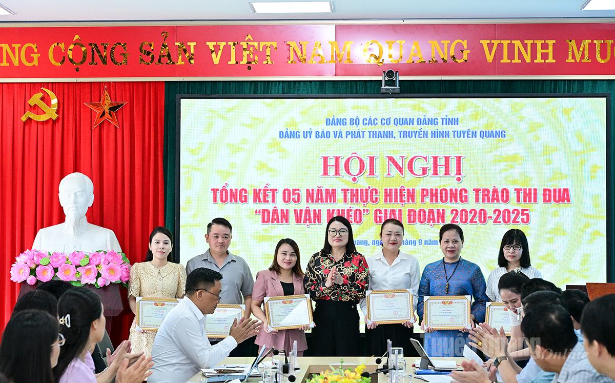 Đồng chí Nguyễn Thị Hoài Yên, Ủy viên Ban Thường vụ Đảng ủy, Phó Tổng Biên tập trao Giấy khen cho các cá nhân.