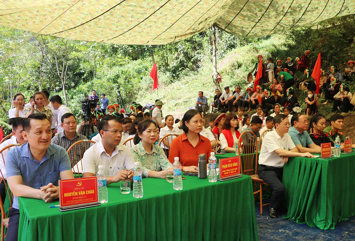 Các đại biểu tham dự Lễ khởi công xây dựng cầu dân sinh thôn Thác Hùng, xã Cao Bồ.