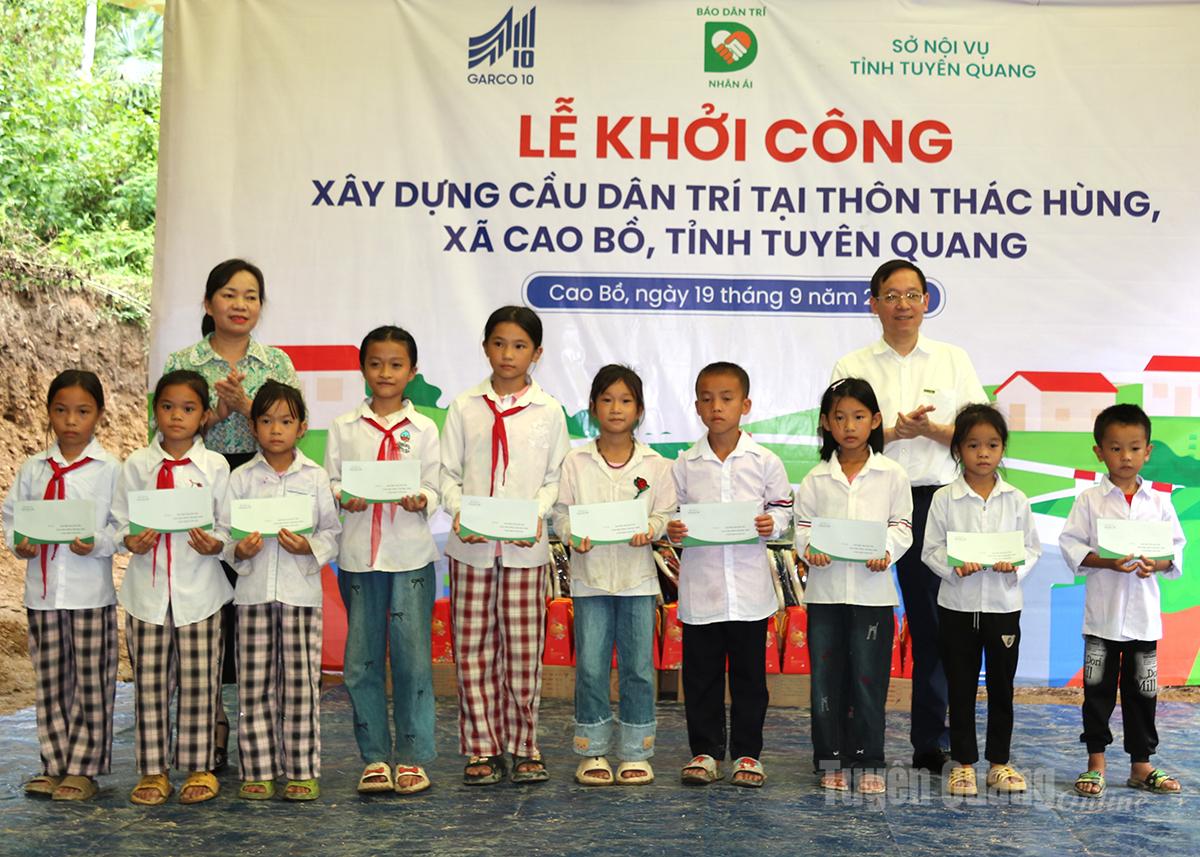 Đồng chí Nguyễn Xuân Toàn, Phó Tổng Biên tập Báo Dân trí và lãnh đạo Ban Tuyên giáo và Dân vận Tỉnh uỷ trao quà cho học sinh có hoàn cảnh khó khăn thôn Thác Hùng, xã Cao Bồ.