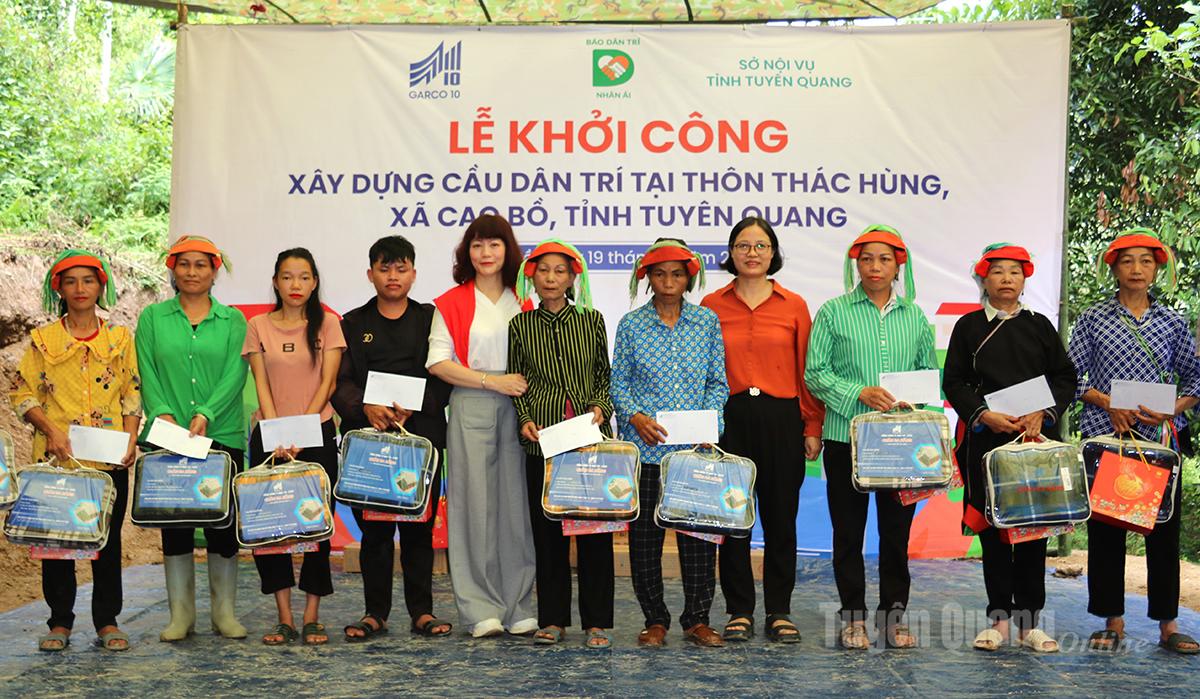 Lãnh đạo Tổng Công ty May 10 trao quà cho các hộ nghèo thôn Thác Hùng, xã Cao Bồ.