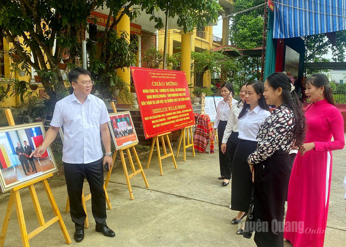 Lãnh đạo xã Nà Hang giới thiệu với các đại biểu về mối quan hệ giữa huyện Na Hang (cũ) và vùng Lohmen, CHLB Đức.