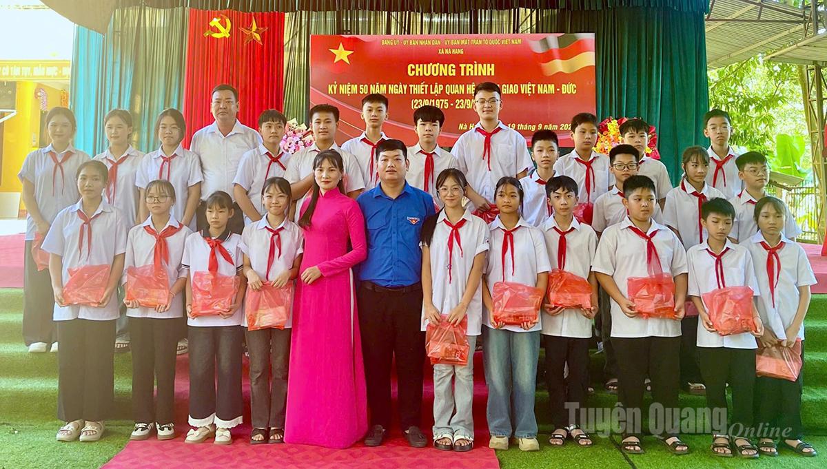 Ban tổ chức tặng quà cho học sinh tham gia trò chơi “Đuổi hình bắt chữ”.