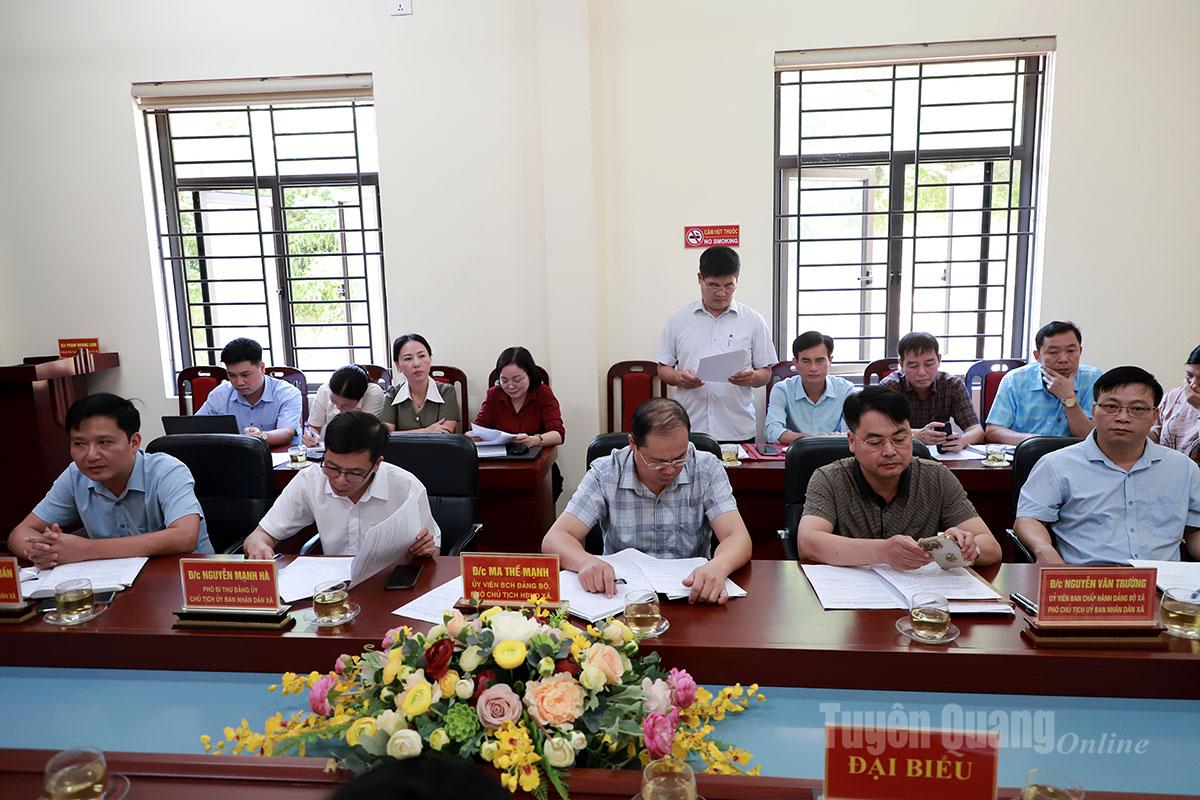 Các đồng chí lãnh đạo xã Trung Sơn dự buổi làm việc với Đoàn khảo sát. Ảnh: Phi Anh