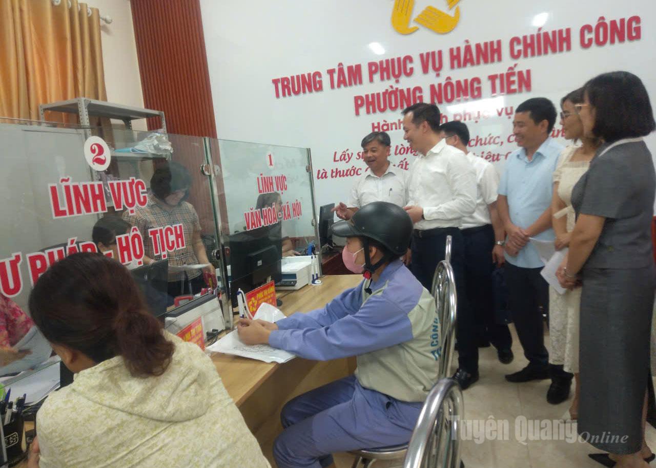 Đoàn Bộ Khoa học và Công nghệ tham quan mô hình chính quyền địa phương hai cấp tại phường Nông Tiến.