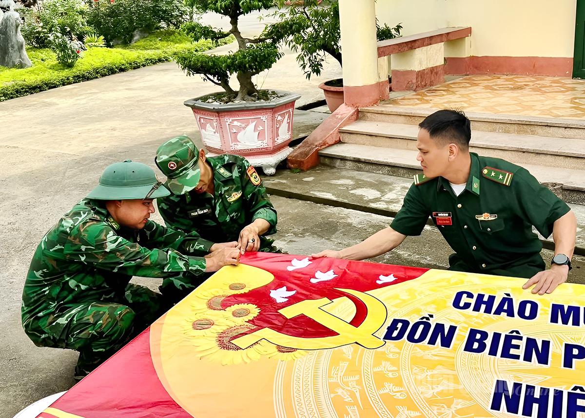 Cán bộ, chiến sỹ Đồn Biên phòng Sơn Vĩ hướng về Đại hội. 
							    Ảnh: Quang Hòa