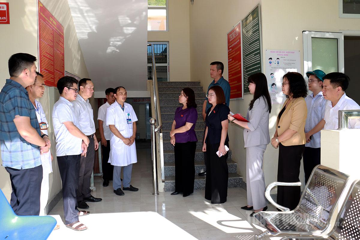 Đoàn khảo sát cơ sở vật chất của Trạm Y tế xã Lùng Tám. Ảnh: Trần Kế.