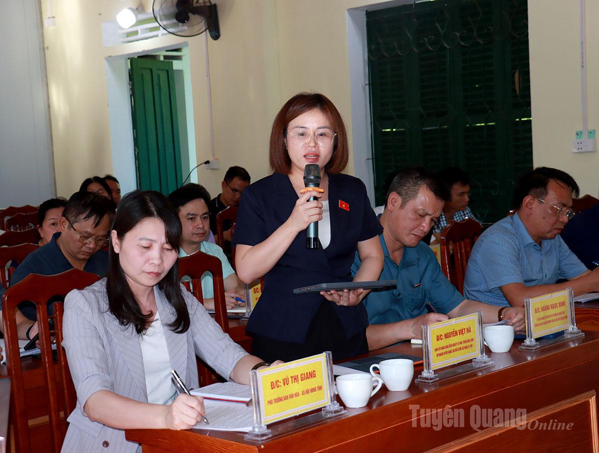 Đại biểu Quốc hội Nguyễn Việt Hà, Giám đốc Ngân hàng Nông nghiệp và Phát triển nông thôn chi nhánh tỉnh phát biểu tại buổi làm việc. Ảnh: Trần Kế.
