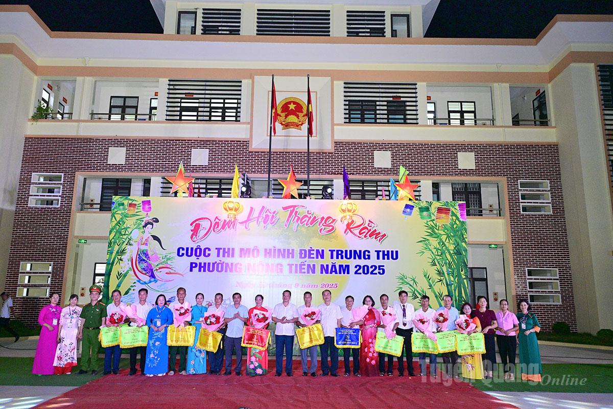 Ban tổ chức trao giải cho các mô hình, tổ dân phố Tràng Đà 5 giành giải Nhất. Ảnh: Quang Hòa