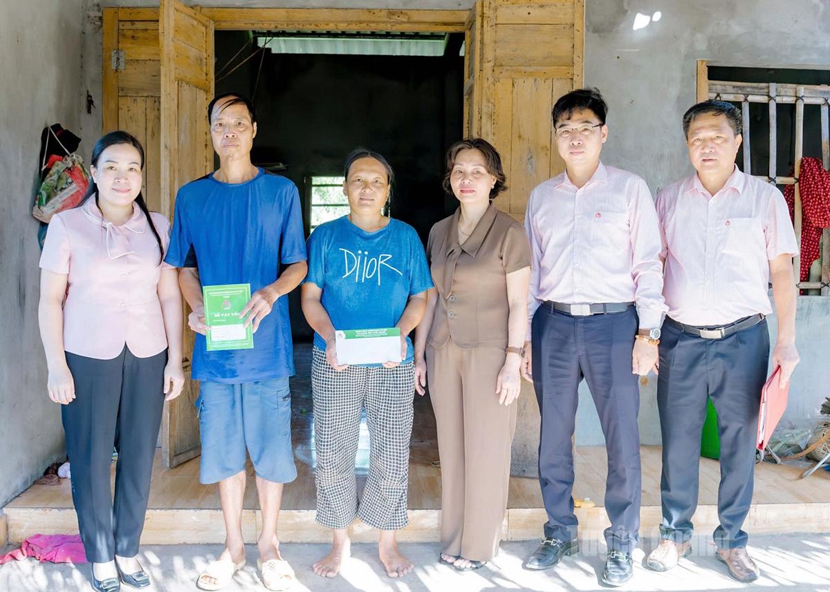 Đoàn kiểm tra, giám sát của Ban đại diện Hội đồng quản trị NHCSXH tỉnh tặng quà cho gia đình anh Lý Văn Kim, thôn Lủ Thượng, xã Tân Trịnh.