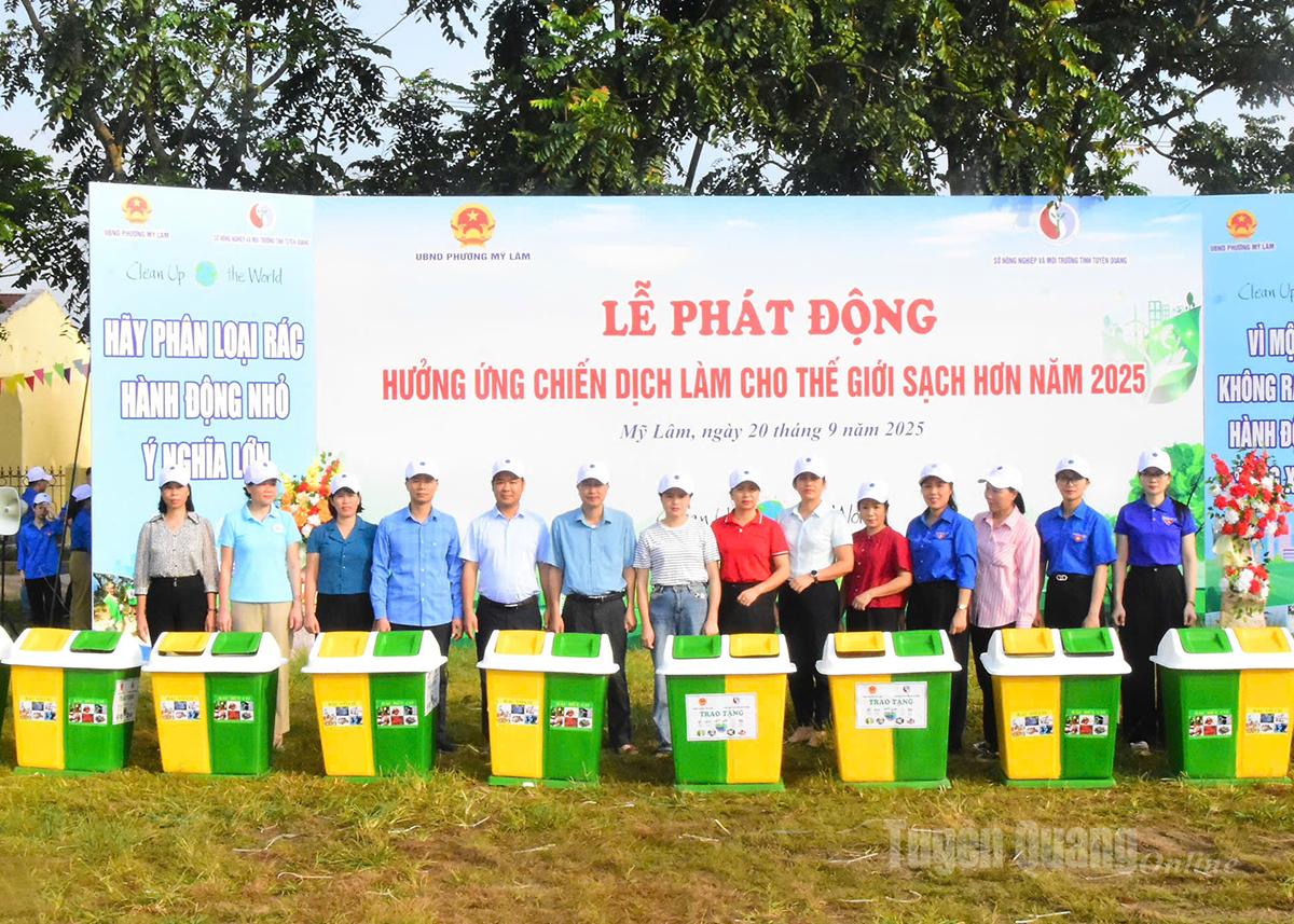 Ban tổ chức trao tặng 21 thùng rác phân loại cho các trường học, điểm trường trên địa bàn phường Mỹ Lâm.