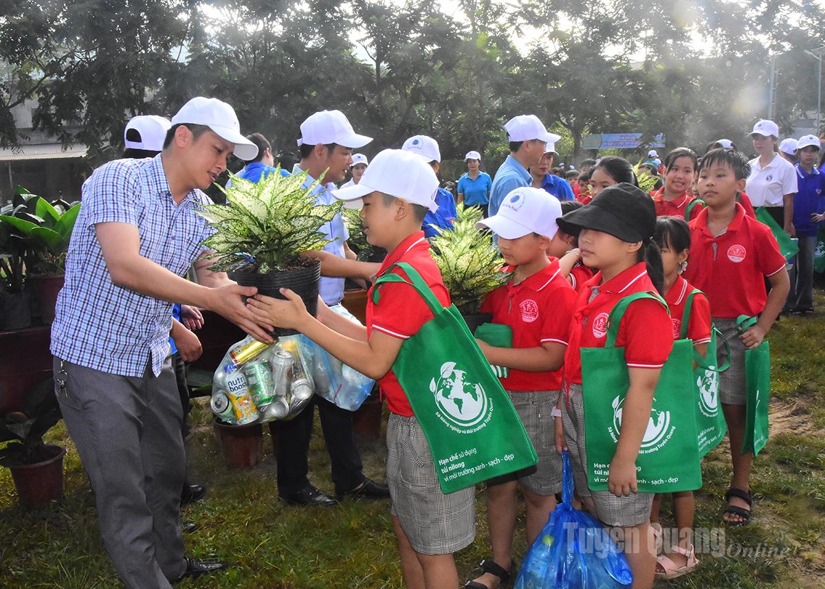 Học sinh Trường Tiểu học Mỹ Lâm vui mừng khi nhận những chậu cây trong hoạt động đổi rác lấy cây xanh.