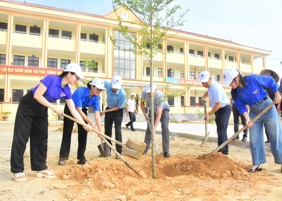 Các đại biểu tham gia trồng cây, tạo không gian xanh trong khuôn viên Trường Tiểu học Mỹ Lâm.
